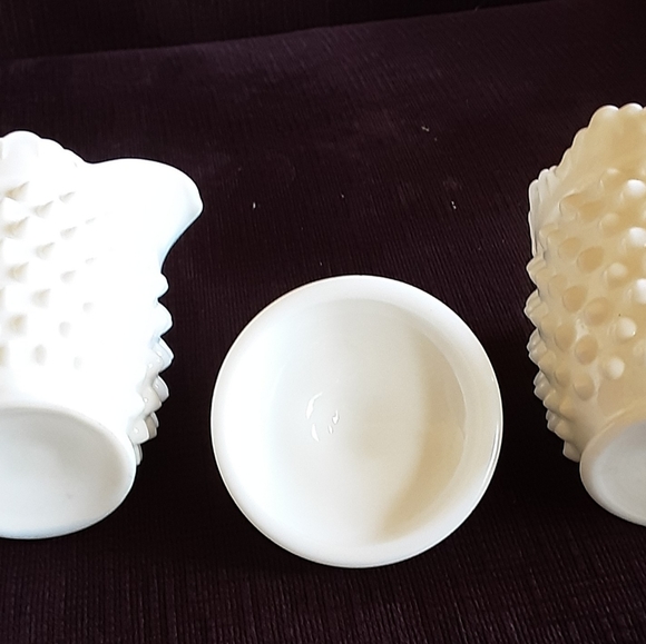 ANTIQUE MILK GLASS HOBNAIL PITCHER AND SUGAR BOWL. - Picture 7 of 7